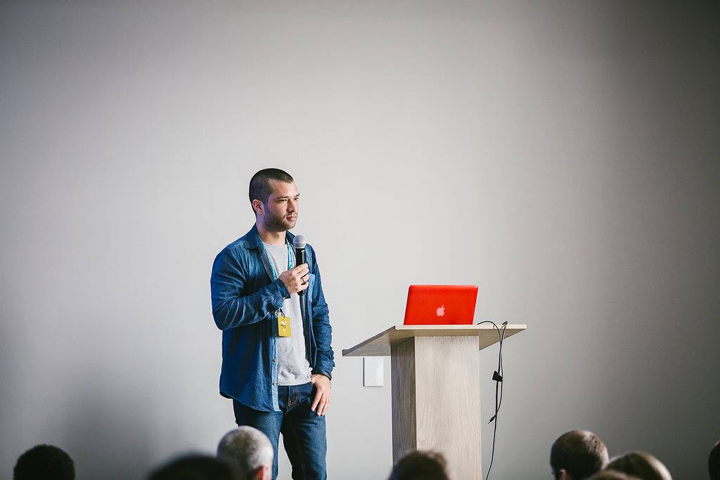 Leo hablando desde el podio en WordCamp en Ciudad del Cabo en 2016